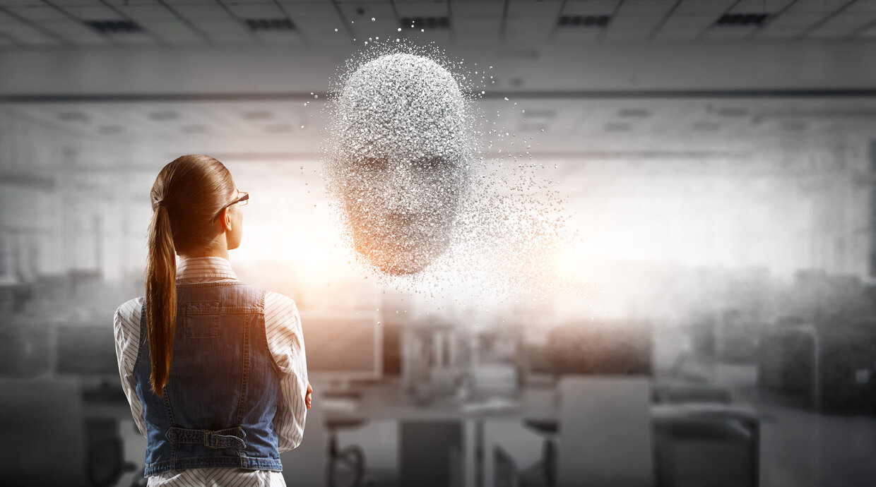 Frau interagiert mit Künstlicher Intelligenz (KI)