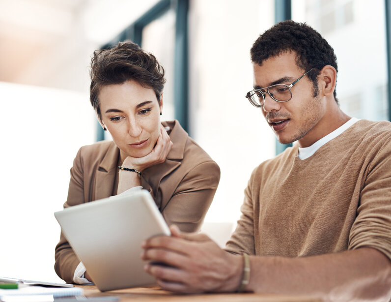 Mann und Frau arbeiten am Tablet