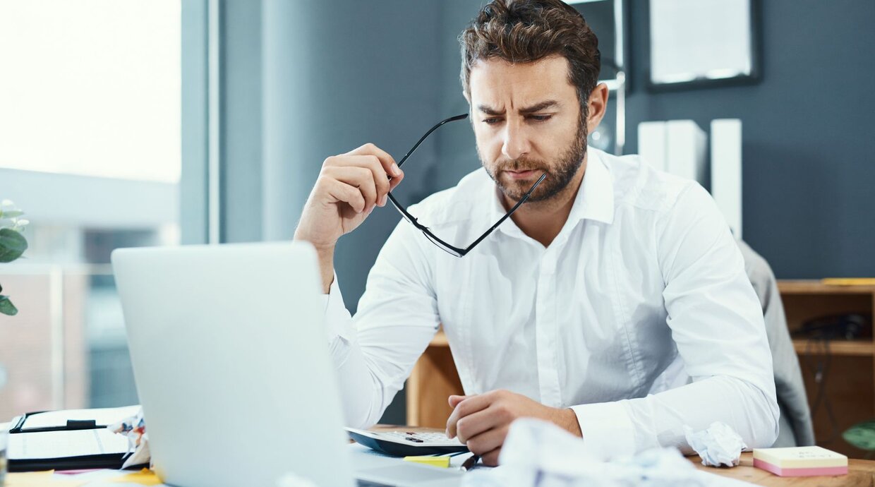 Mann arbeitet am Laptop