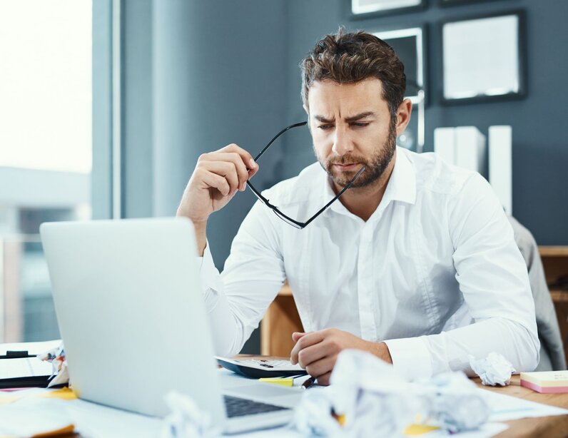 Mann arbeitet am Laptop