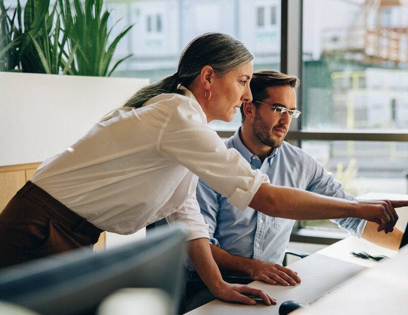 Frau und Mann arbeiten am Computer