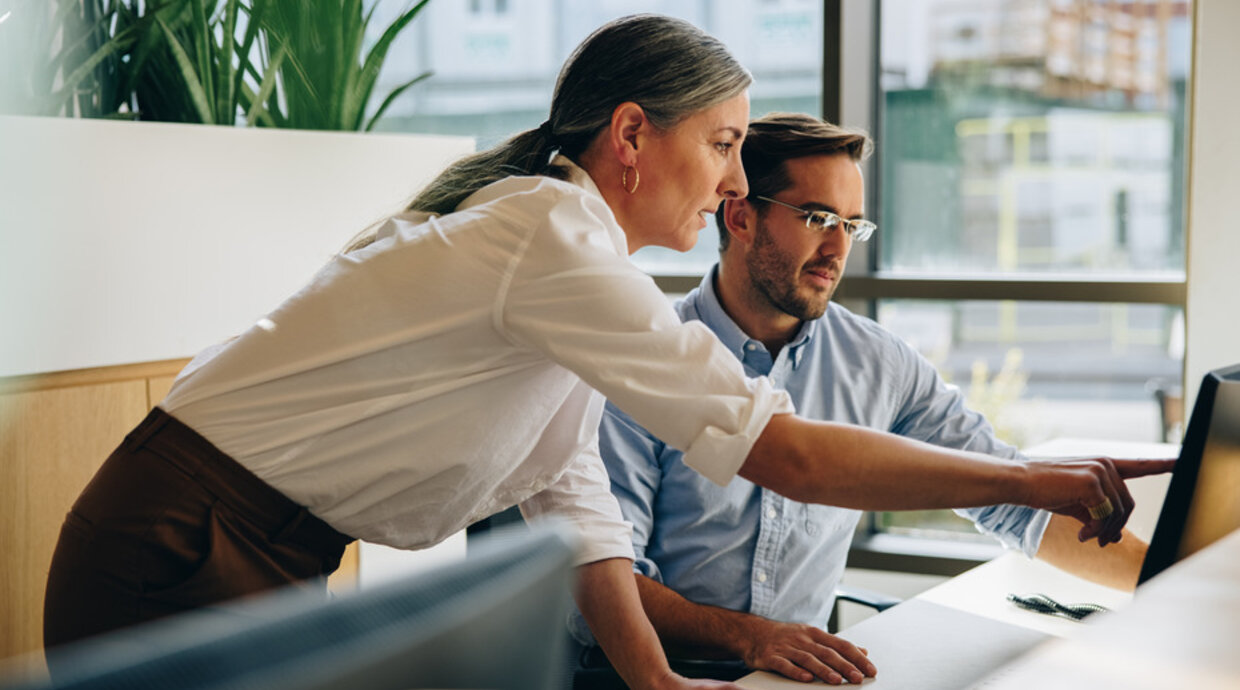 Frau und Mann arbeiten am Computer