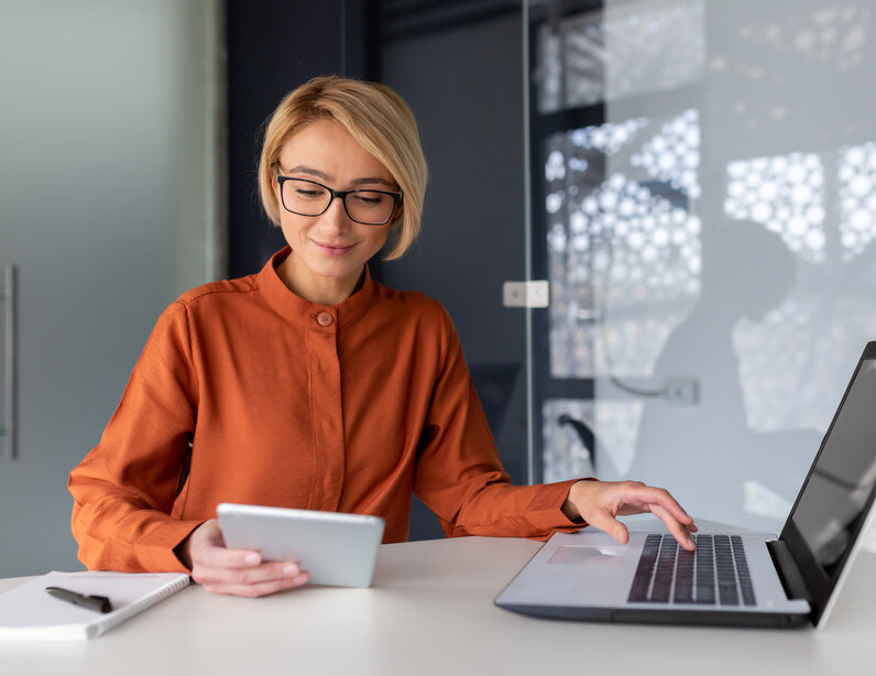 Frau arbeitet am Laptop