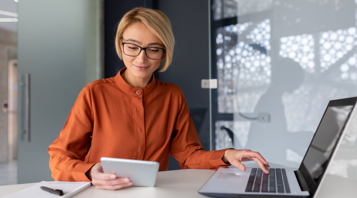 Frau arbeitet am Laptop