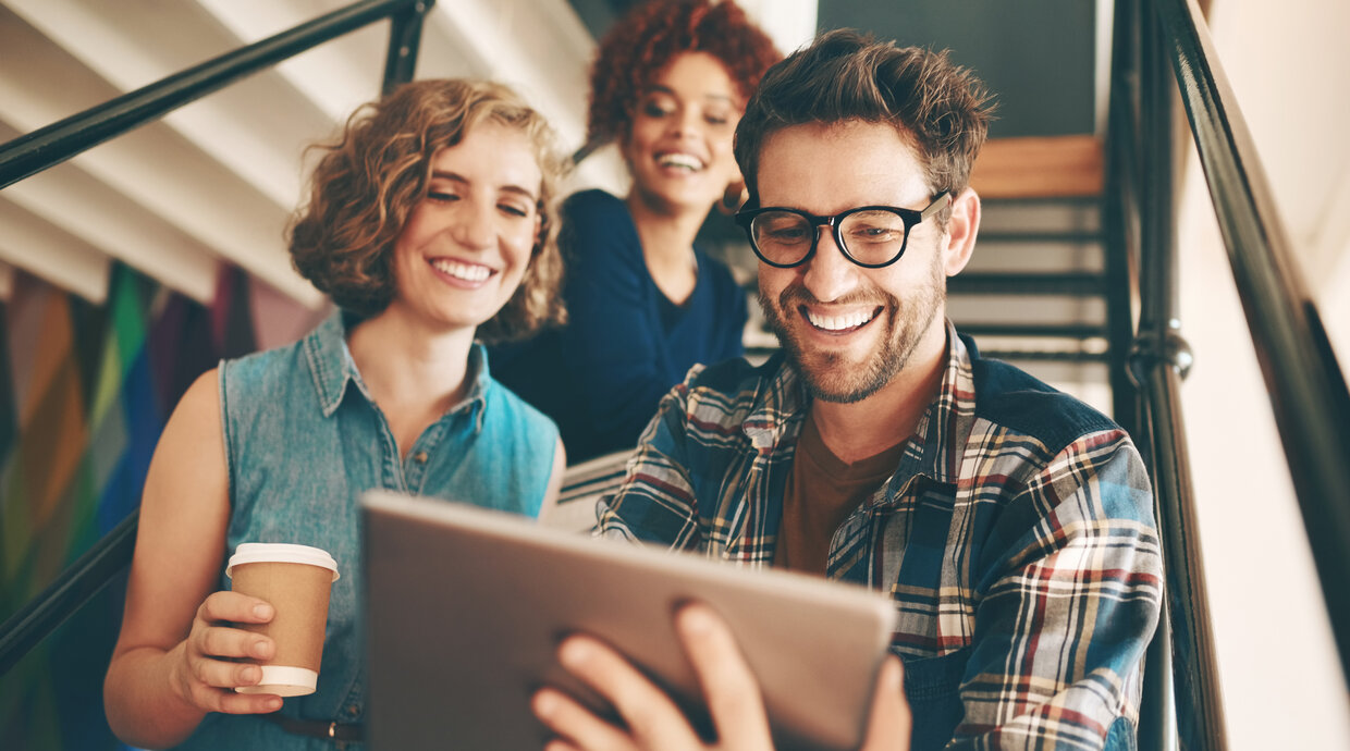Mann und Frau arbeiten am Tablet 
