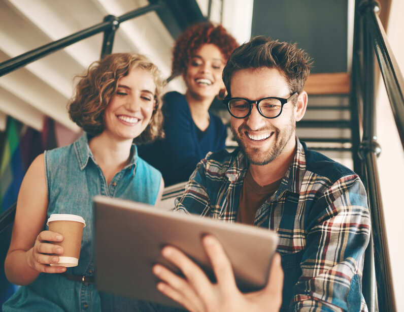 Mann und Frau arbeiten am Tablet 